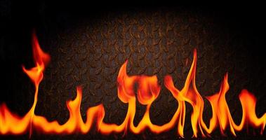 brandstof vlam PNG warmte en Gevaar van brandend bbq explosie geel rood vlam geïsoleerd Aan roestig zwart staal bord achtergrond foto