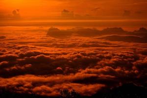 rood lucht zonsopkomst mistig de nevel gedekt Woud landschap berg dramatisch achtergrond foto