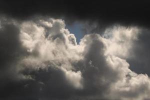 stormachtig weer en donker wolken foto