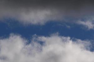 stormachtig weer en donker wolken foto