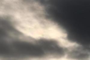 stormachtig weer en donker wolken foto