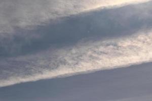 heldere blauwe lucht en witte wolken foto