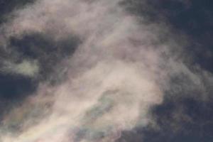 iriserend wolken Aan een blauw lucht foto