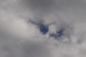 stormachtig weer en donker wolken foto