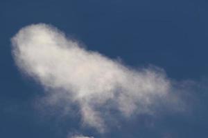 heldere blauwe lucht en witte wolken foto