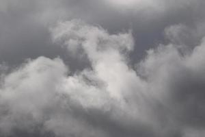 stormachtig weer en donker wolken foto