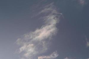 iriserend wolken Aan een blauw lucht foto