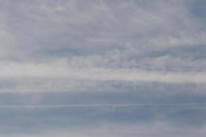 heldere blauwe lucht en witte wolken foto