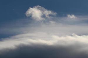 stormachtig weer en donker wolken foto