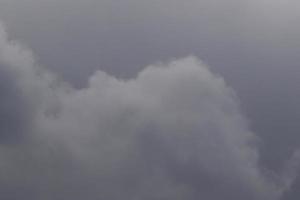 stormachtig weer en donker wolken foto