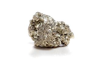 macro mineraal steen pyriet goud Aan wit achtergrond foto