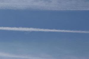 heldere blauwe lucht en witte wolken foto