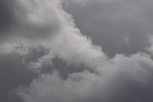 stormachtig weer en donker wolken foto