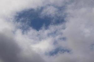 stormachtig weer en donker wolken foto