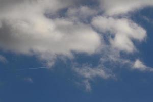 heldere blauwe lucht en witte wolken foto