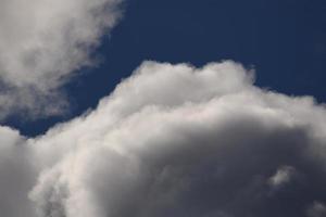 stormachtig weer en donker wolken foto