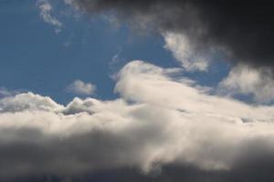 stormachtig weer en donker wolken foto