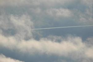 een vlak en damp trails in de lucht foto