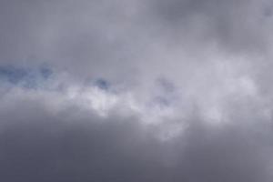 stormachtig weer en donker wolken foto