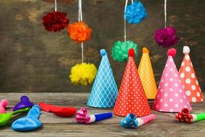 vakantie hoeden, fluitjes, ballonnen. concept van kinderen verjaardag feest. foto