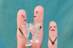 vingers kunst van gelukkig paar. Mens en vrouw drinken alcoholisch dranken. kind is boos en rancuneus. foto