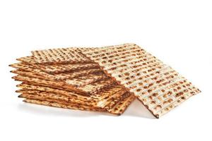 pesach viering concept - Joods vakantie pesach. gestapeld matzah geïsoleerd Aan wit achtergrond foto