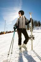 jong vrouw genieten winter dag van skiën pret in de sneeuw foto