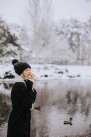 jong vrouw in warm kleren genieten van in sneeuw foto