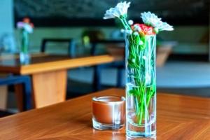 bloemen in een glas in een restaurant in neon stijl foto