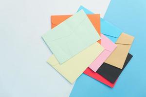kleurrijke enveloppen op witte en blauwe achtergrond foto