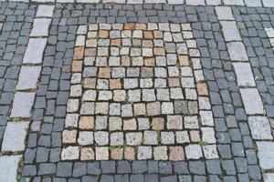 oud straatstenen patroon. textuur van oude Duitse geplaveide in het centrum van de stad. kleine granieten tegels. antieke grijze stoepen. foto
