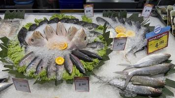 veel van vers vis in de supermarkt foto