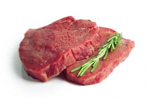 vers rauw rundvlees steak met rozemarijn foto