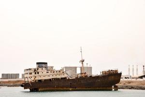 roestig verlaten schip foto