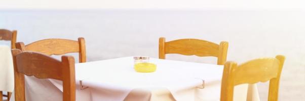 cafétafels aan de zee, selectieve aandacht