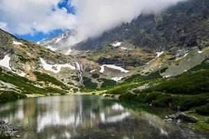 waterval en bergmeer foto