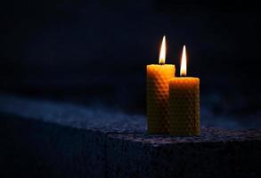 twee kaarsen in het donker foto