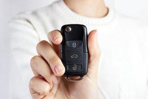 auto sleutels. verkoper hand- geven sleutels. meisje met auto sleutels foto