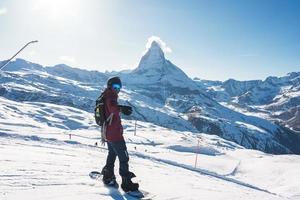 jong Mens snowboarden in zermatt ski toevlucht Rechtsaf De volgende naar de beroemd matterhorn piek. mooi zonnig dag voor snowboarden. winter sport- concept. foto