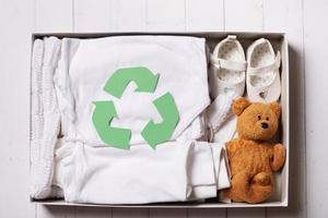 kinderen kleren, schoenen en speelgoed in bijdrage doos. tweede hand, kleding recyclen, hergebruik concept foto