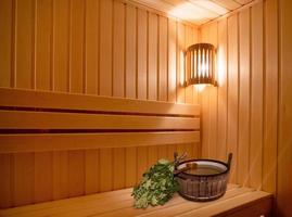 Fins sauna interieur, klassiek houten sauna, Russisch sauna, sauna accessoires in een dorp bad. spa concept foto