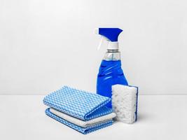 een reeks van schoonmaak producten voor schoonmaak de huis en het wassen ramen foto