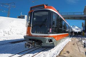 de trein van gonergratbaan rennen naar de gornergrat station en stellarium observatorium - beroemd toeristisch plaats met Doorzichtig visie naar materiehoorn. gletsjer uitdrukken trein. foto