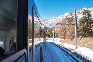 de trein van gonergratbaan rennen naar de gornergrat station en stellarium observatorium - beroemd toeristisch plaats met Doorzichtig visie naar materiehoorn. gletsjer uitdrukken trein. foto