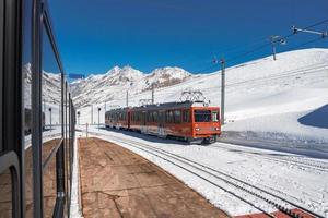 de trein van gonergratbaan rennen naar de gornergrat station en stellarium observatorium - beroemd toeristisch plaats met Doorzichtig visie naar materiehoorn. gletsjer uitdrukken trein. foto