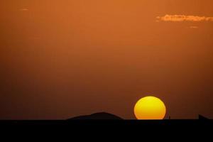 mooi zonsondergang over- de landschap foto