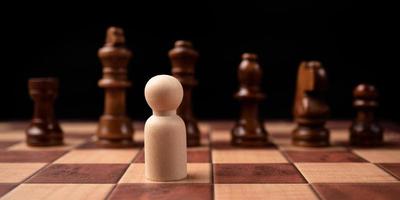 nieuw bedrijf leider confrontatie met koning schaak is een uitdaging voor nieuw bedrijf speler, strategie en visie is sleutel succes. concept van wedstrijd en leiderschap foto