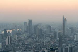 concept van verontreiniging pm2.5 ongezond lucht verontreiniging stof. giftig nevel in de stad. foto's in de hoofdstad Aan een wolkenkrabber. foto