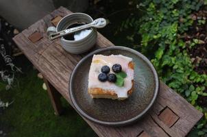 koffie met een fluitje van een cent op houten tafel foto