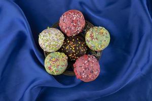 kleurrijke zoete kleine donuts met hagelslag foto